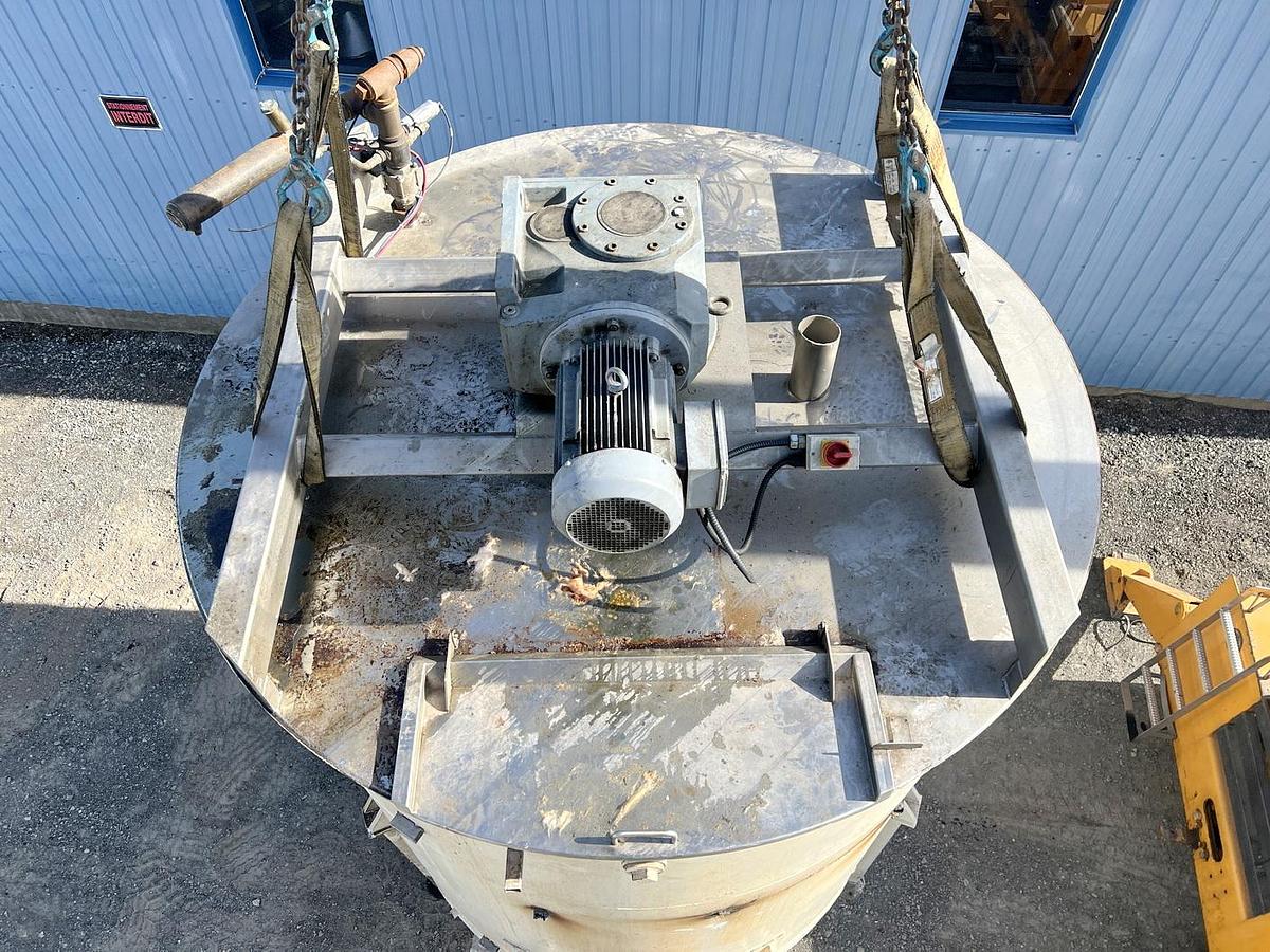 Used Used 4000 Gallon Tank, Carbon Steel, With Sweeper Mixer