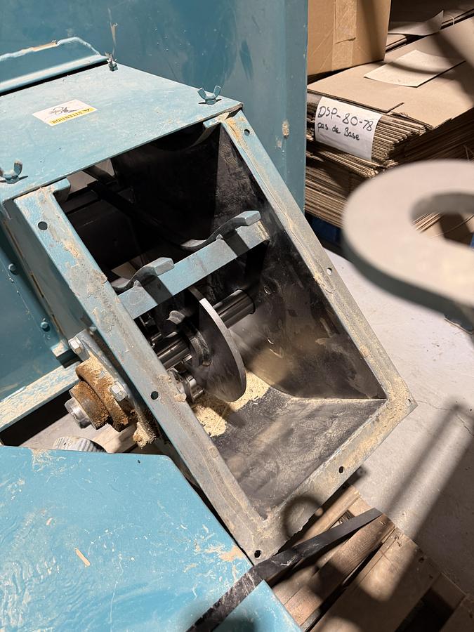 Used Used AFS Ribbon/Paddle Blender, 100 Cubic Feet, With Infeed & Outfeed Drag Conveyors