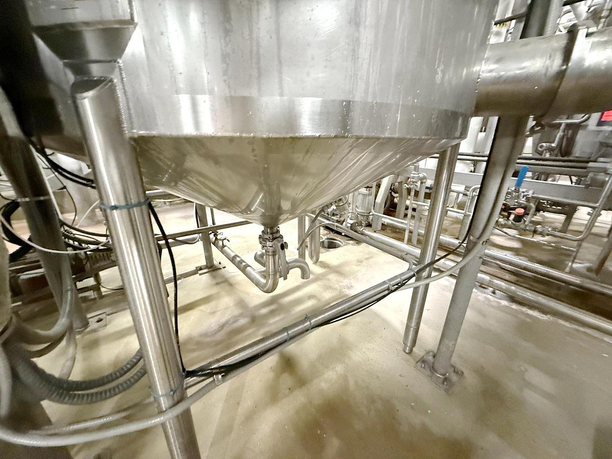 Used Used 600 Gallon Tank, 316L Stainless Steel, With Mixer