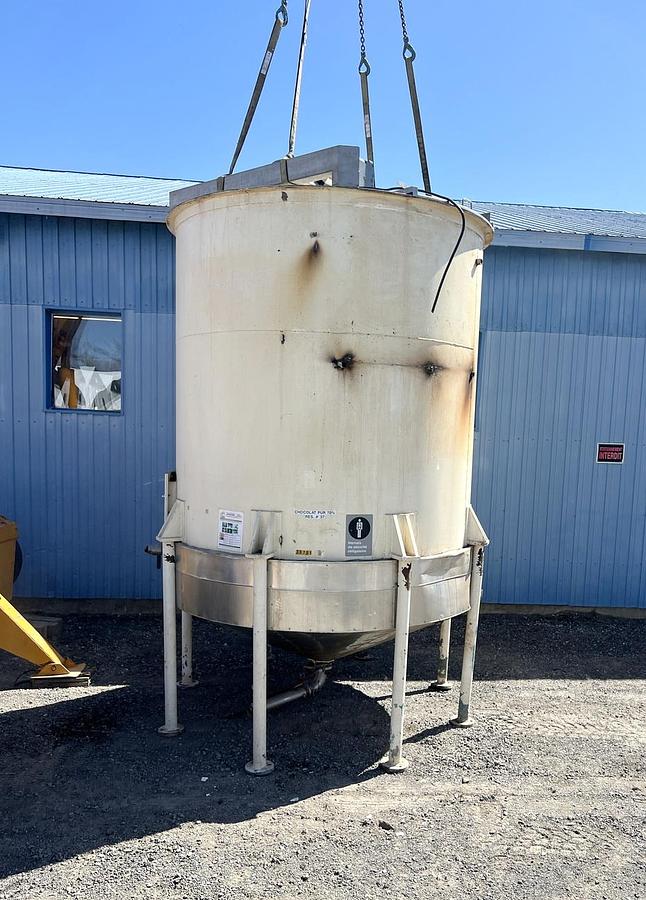 Used Used 3500 Gallon Tank, Carbon Steel, With Sweeper Mixer