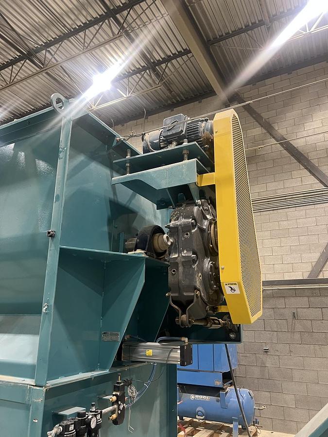 Used Used AFS Ribbon/Paddle Blender, 100 Cubic Feet, With Infeed & Outfeed Drag Conveyors