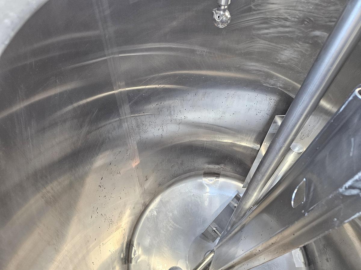 Used Used Feldmeier 750 Gallon Tank, 304 Stainless Steel, With Sweeper Mixer