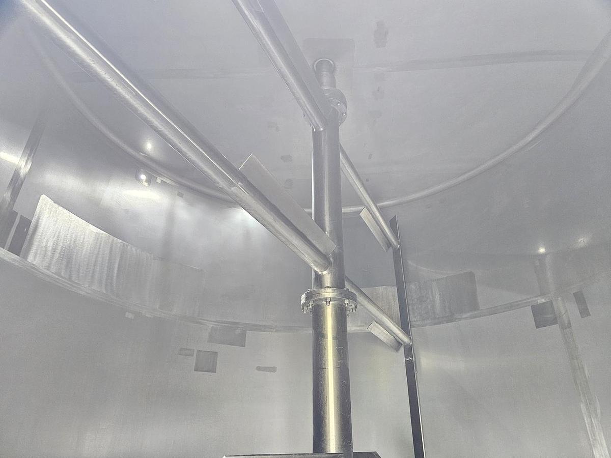 Used Used 7925 Gallon Jacketed Tank, 304 Stainless Steel, With Mixer
