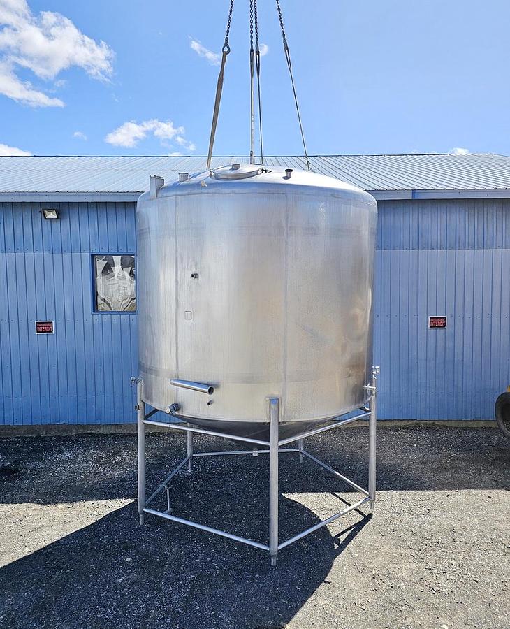Used Used 5000 Gallon Tank, 304 Stainless Steel