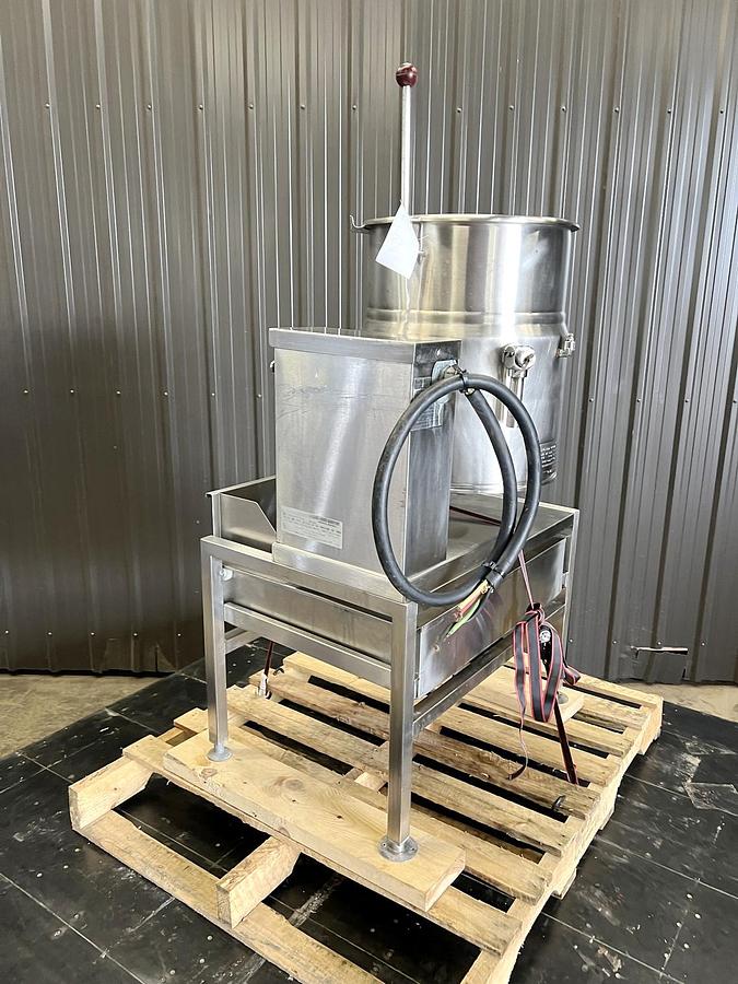 Used Used Vulcan 10 Gallon Tilting Kettle, Stainless Steel, Electrically Heated