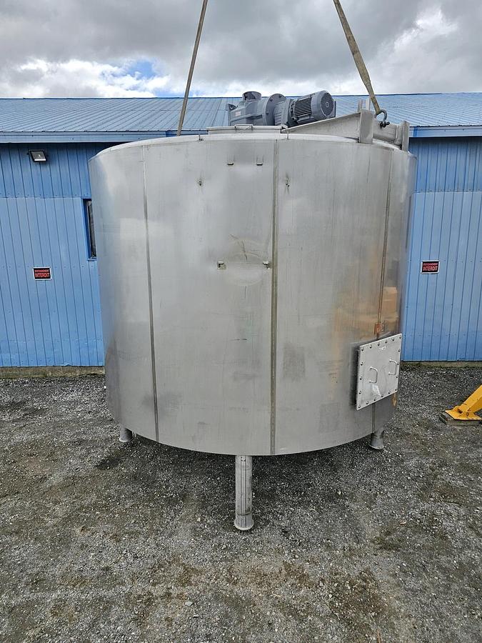 Used Used 7925 Gallon Jacketed Tank, 304 Stainless Steel, With Mixer