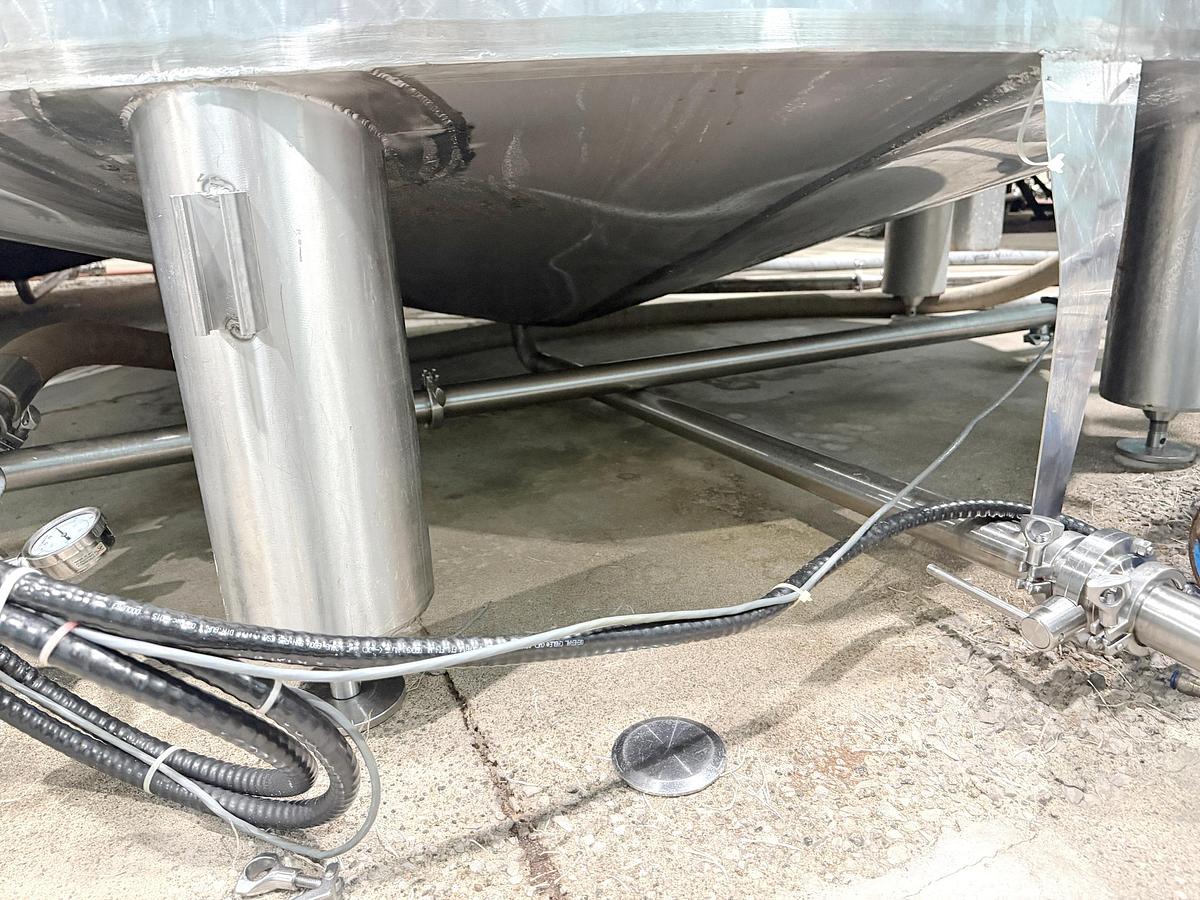 Used Used 5000 Gallon Tank, 304 Stainless Steel, With Heat Exchanger & Pump