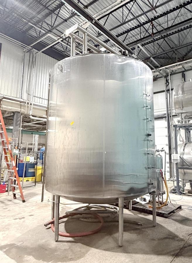 Used Used 5500 Gallon Jacketed Tank, 304 Stainless Steel, With Mixer