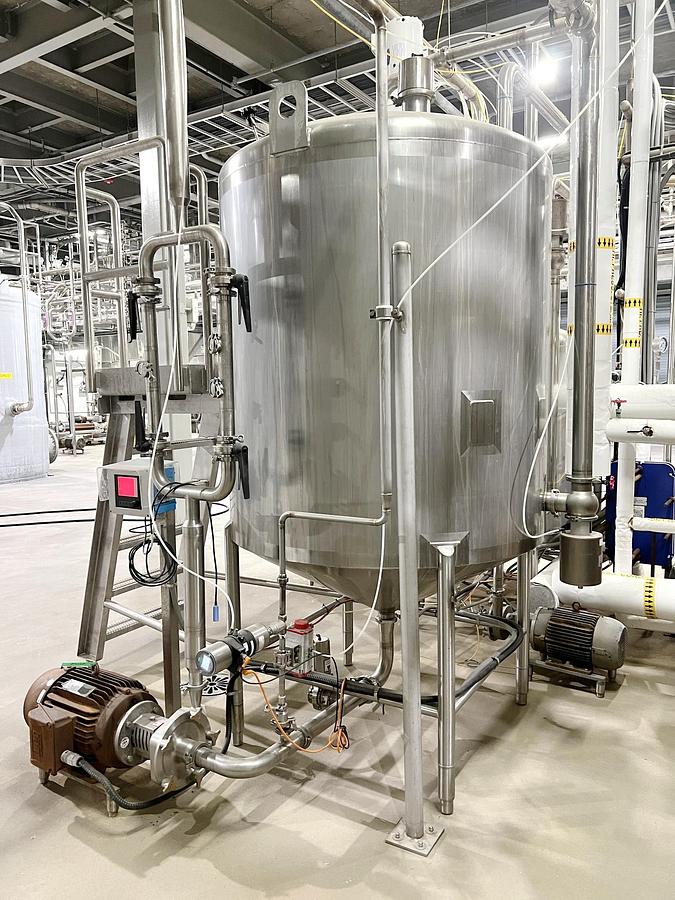 Used Used 600 Gallon Tank, 316L Stainless Steel, With Mixer & Pump