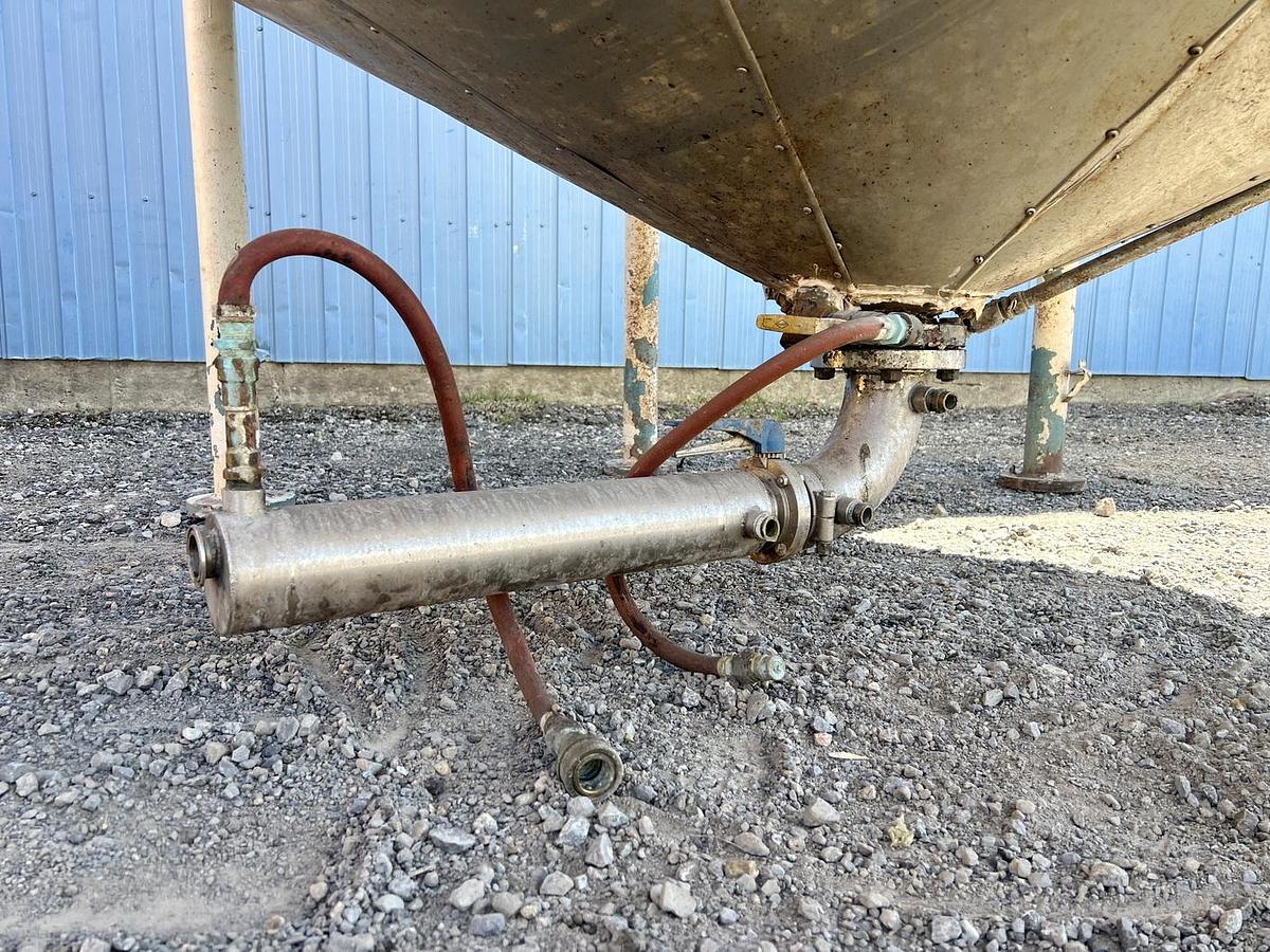 Used Used 3500 Gallon Tank, Carbon Steel, With Sweeper Mixer