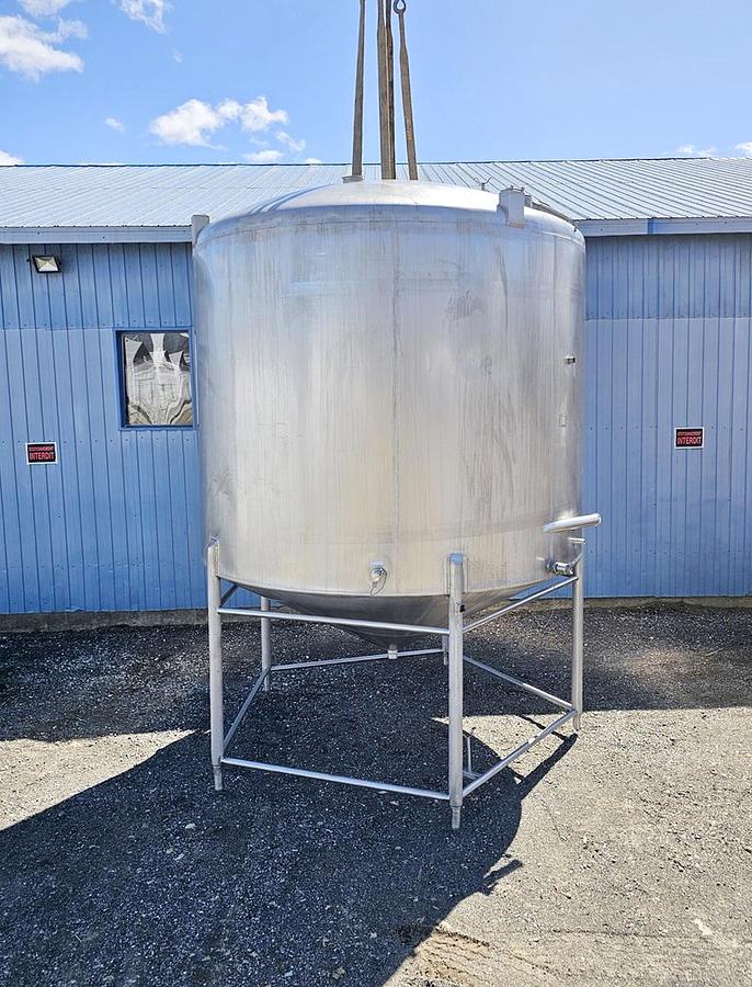 Used Used 5000 Gallon Tank, 304 Stainless Steel