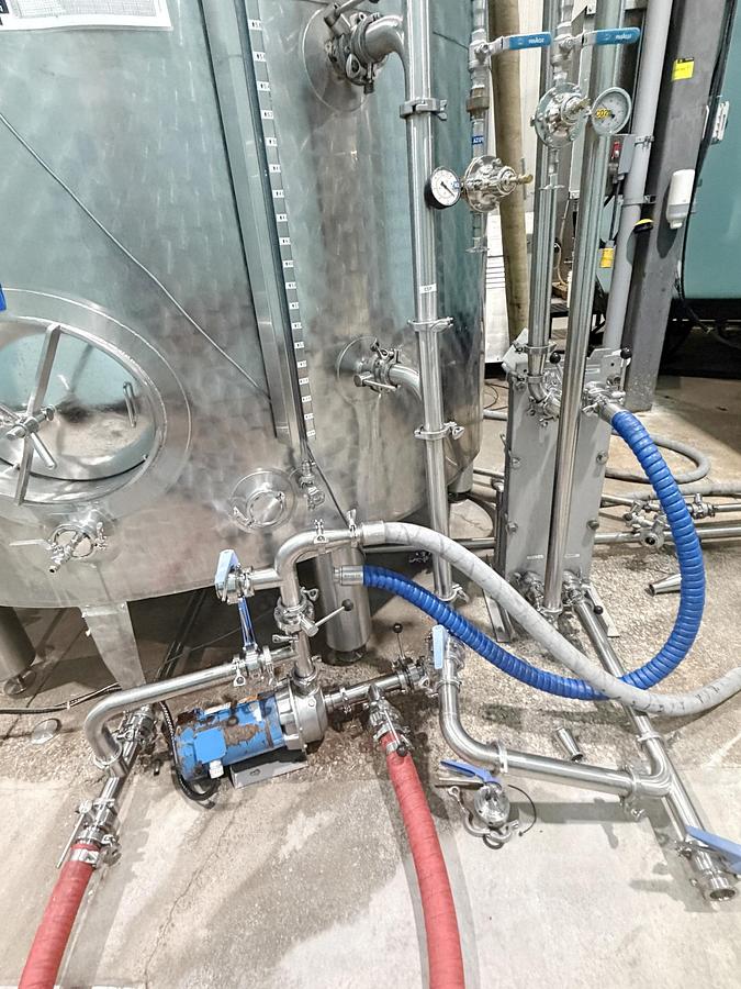Used Used 5000 Gallon Tank, 304 Stainless Steel, With Heat Exchanger & Pump