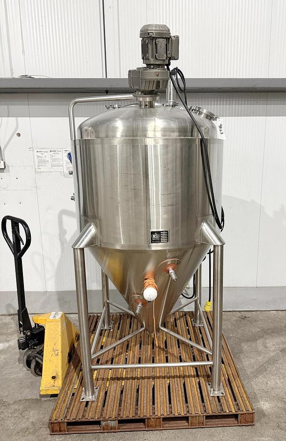 Used Used 166 Gallon Jacketed Tank (Reactor), 304 Stainless Steel, With Mixer