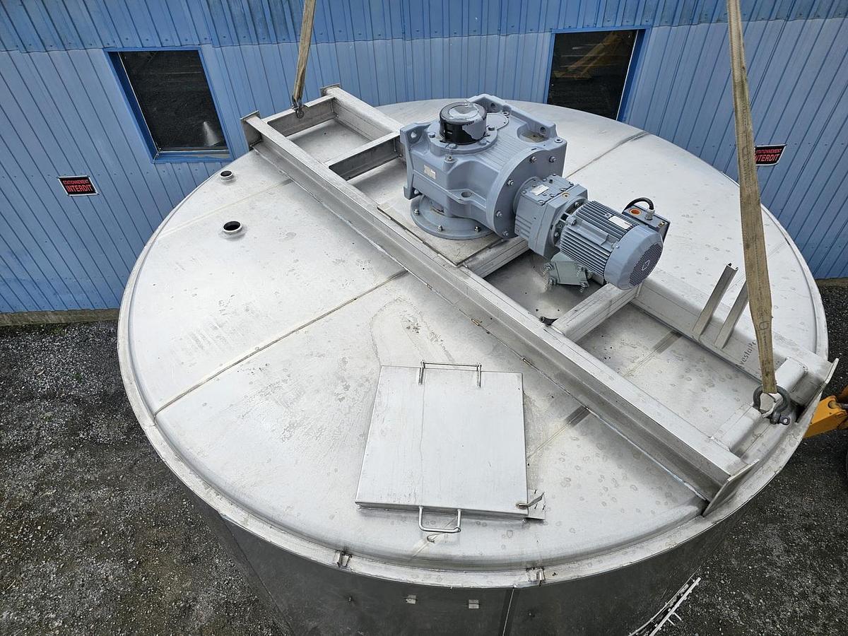 Used Used 7925 Gallon Jacketed Tank, 304 Stainless Steel, With Mixer