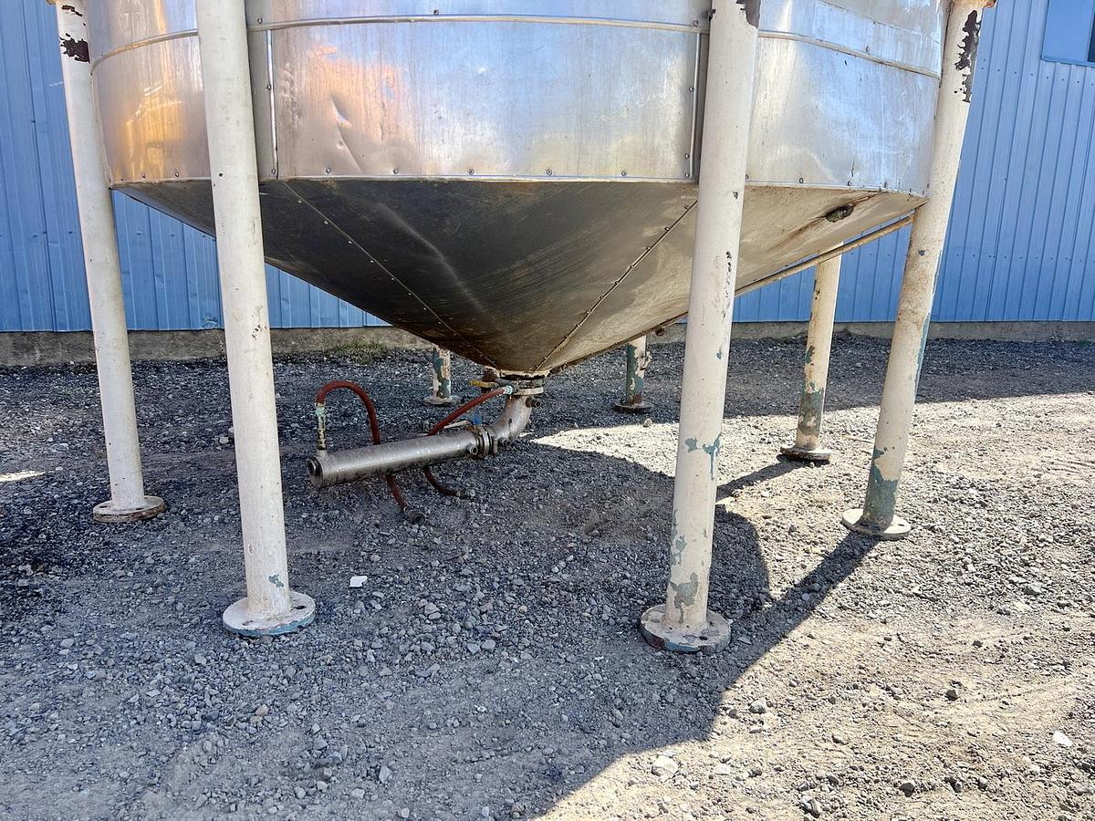 Used Used 3500 Gallon Tank, Carbon Steel, With Sweeper Mixer