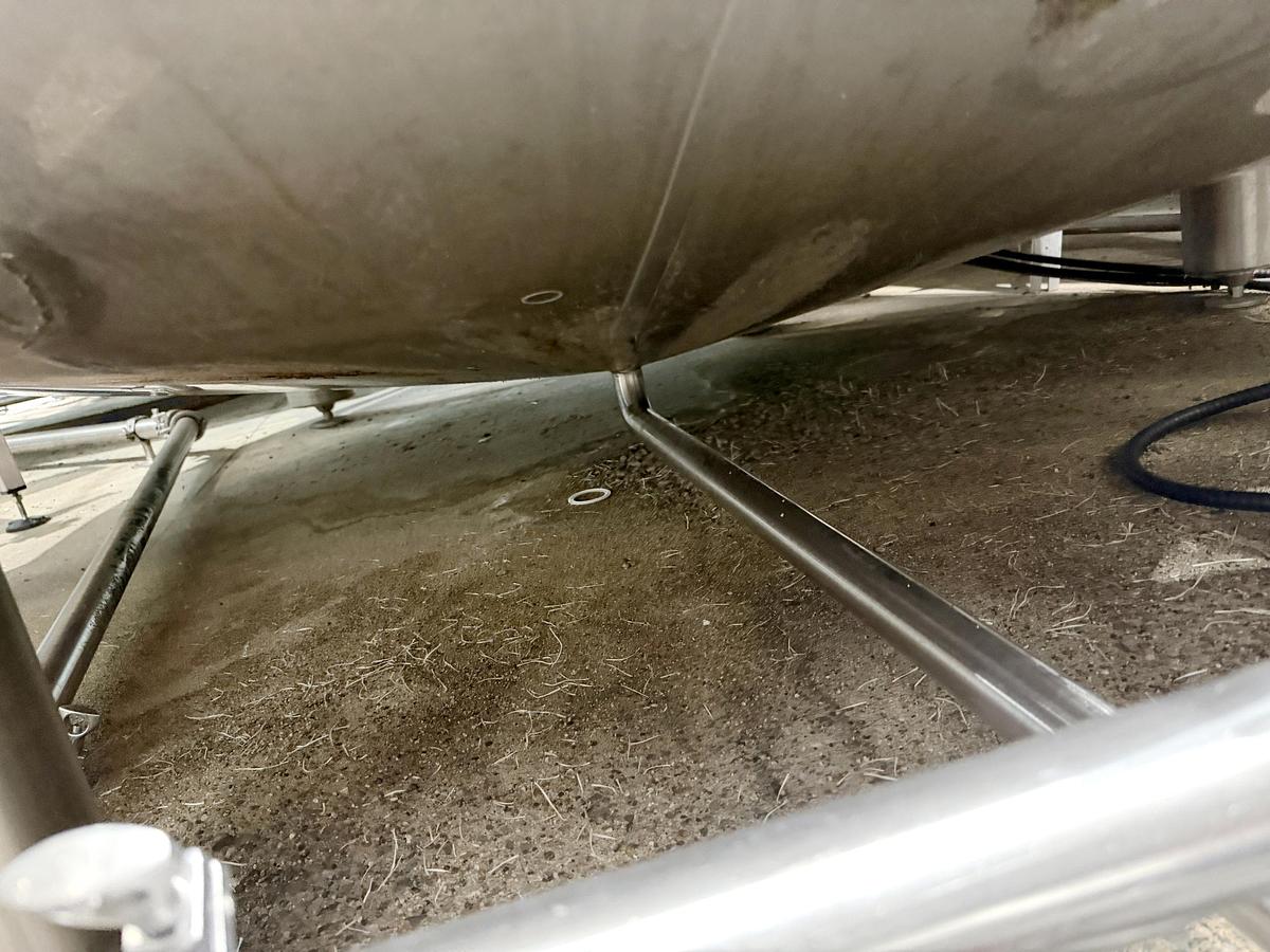 Used Used 5000 Gallon Tank, 304 Stainless Steel, With Heat Exchanger & Pump