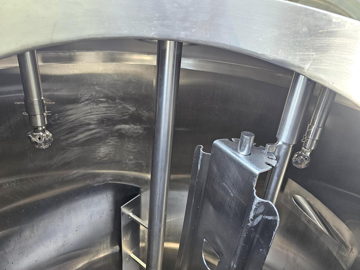 Used Used Feldmeier 750 Gallon Tank, 304 Stainless Steel, With Sweeper Mixer