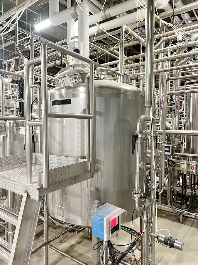 Used Used 600 Gallon Tank, 316L Stainless Steel, With Mixer & Pump