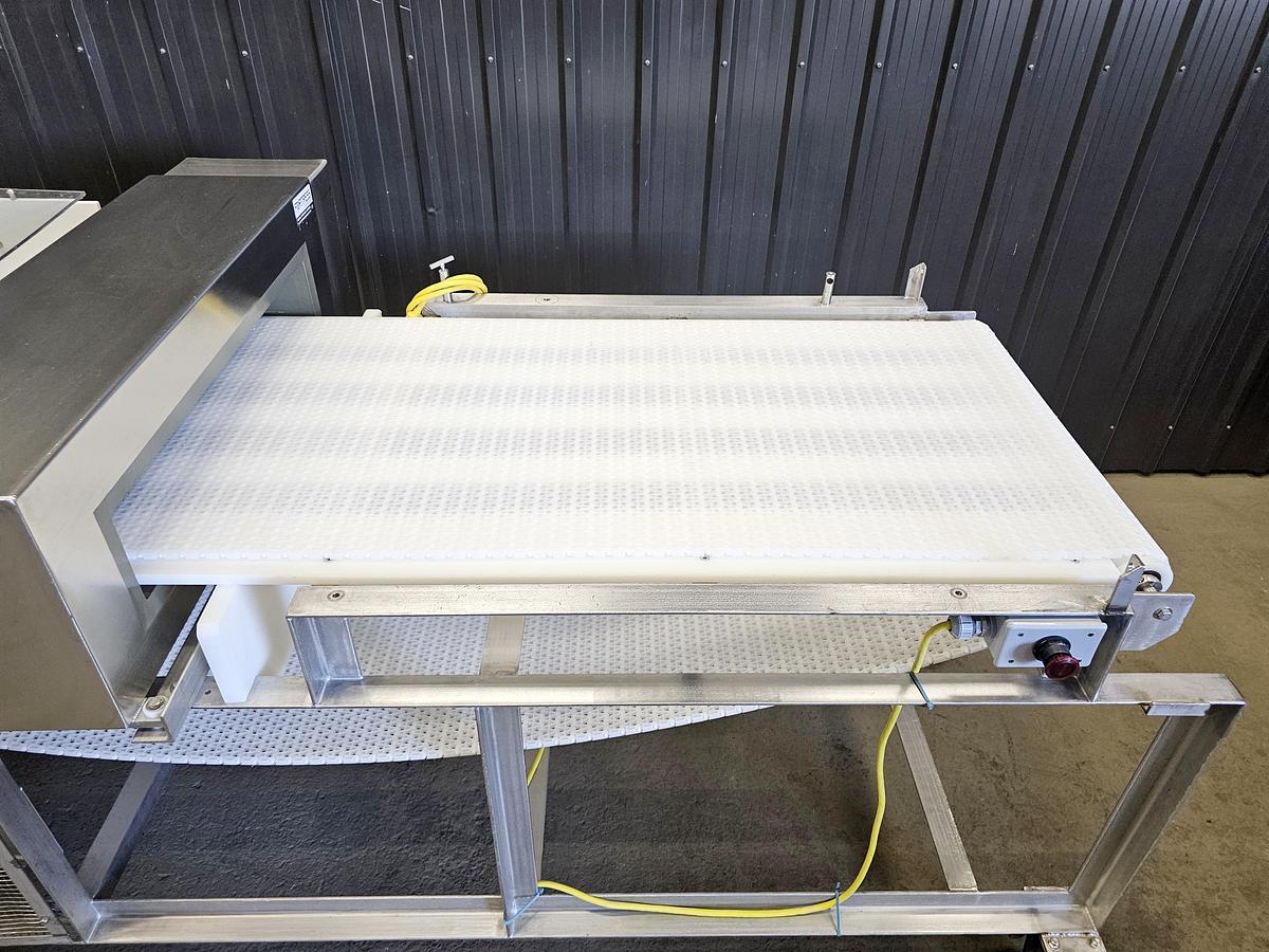 Used TCL Auction - Maple Leaf Foods - Ontario - Lot 138 - metal detector