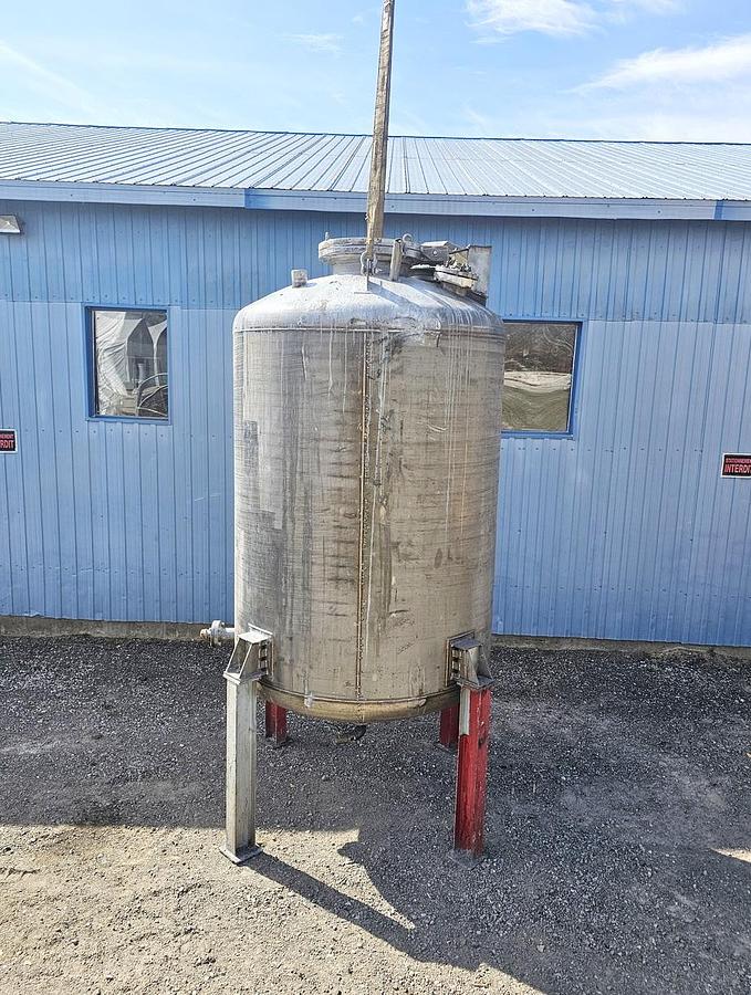Used Used 1500 Gallon Tank, Stainless Steel, With Mixer
