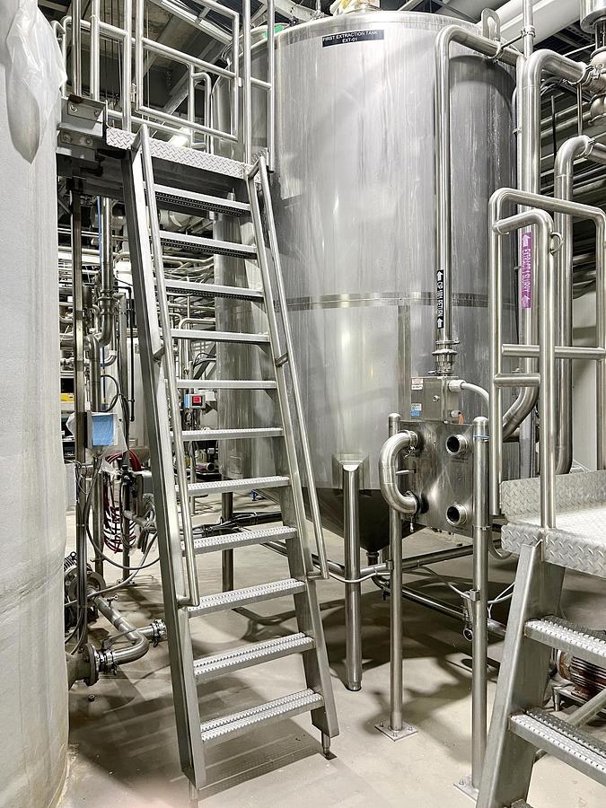 Used Used 3000 Gallon Tank, Stainless Steel, With Mixer