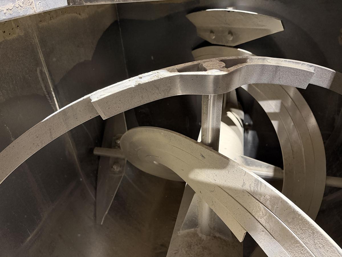 Used Used Scott Ribbon/Paddle Blender, 100 Cubic Feet, With Infeed & Outfeed Drag Conveyors