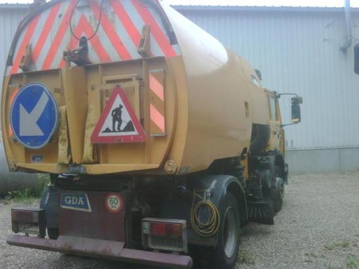 Gebruikt 1995 RENAULT Midlum 180 with Johnston superstructure left and righthandside working