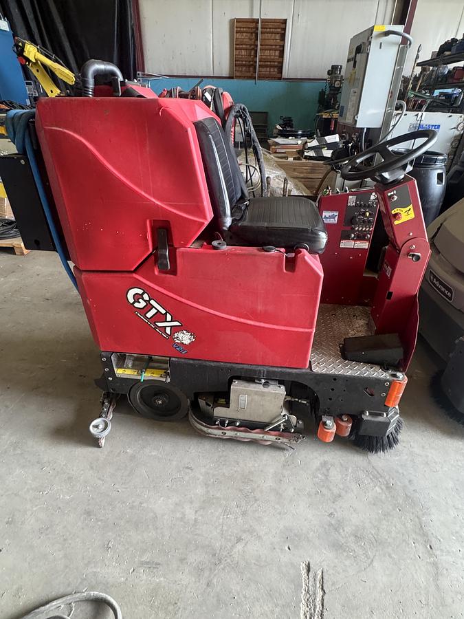 Used FACTORY CAT GTX RIDE ON FLOOR SCRUBBER LIKE NEW