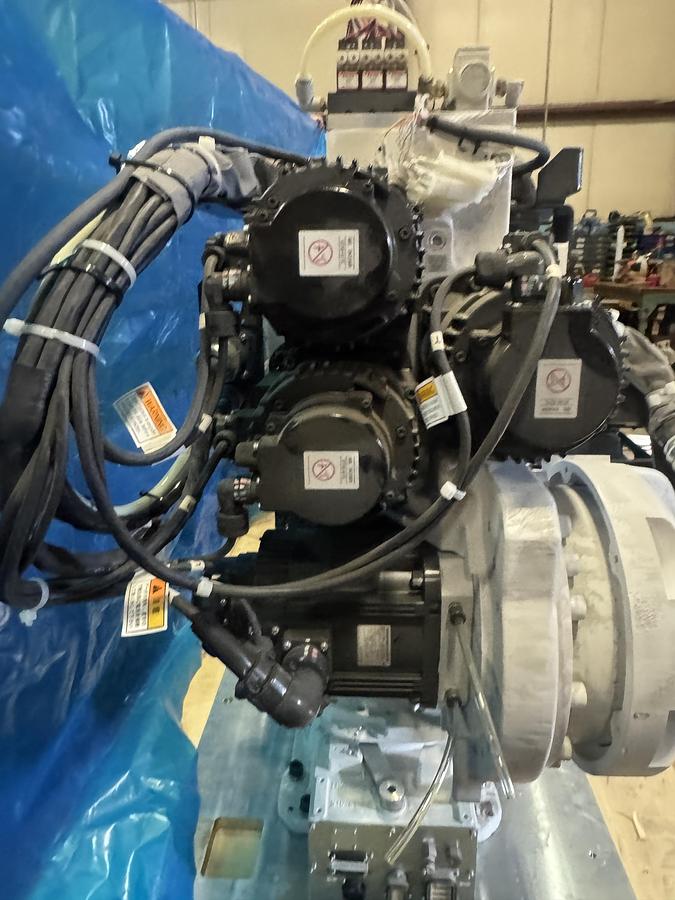 Used Yaskawa Motoman MH50II 6 Axes Payload 50 kg Reach 2,061 mm DX200 Controller