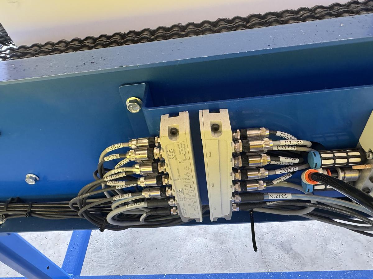 Used ZETA GROUP ENGINEERING 30" X 137" LONG MOTORIZED PLASTIC TOP CONVERYORS