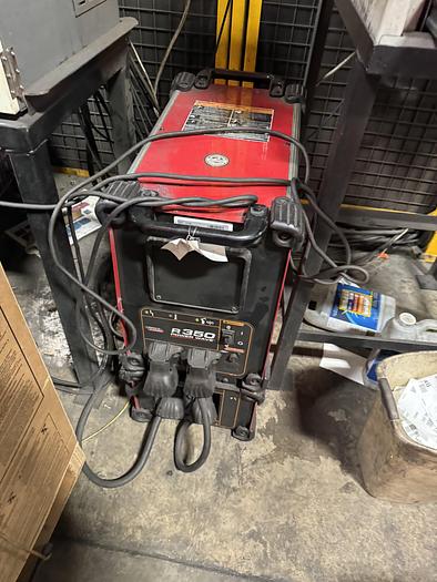 Used LINCOLN FANUC MIG WELDING CELL WITH ARC MATE 120iC & ARC MATE 120iC/12L R-30iB DUAL TRUNNION