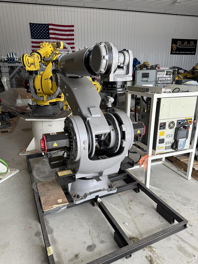 Used Used Fanuc M-900iB/280 6 Axis Industrial Robot With R-30iB Control