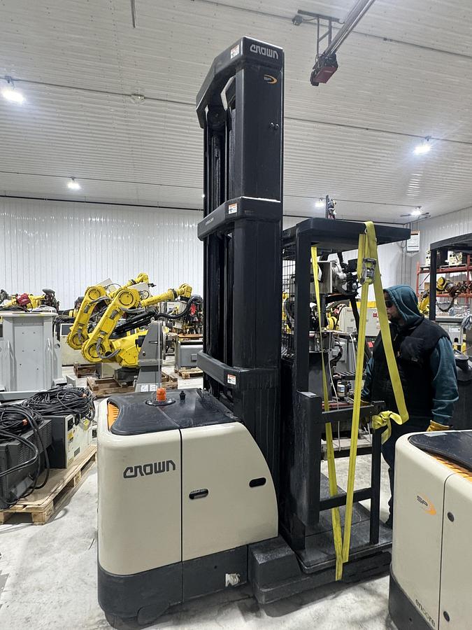 Used CROWN MODEL SP35020-30 ORDER PICKER NARROW ISLE ELECTRIC FORK LIFT