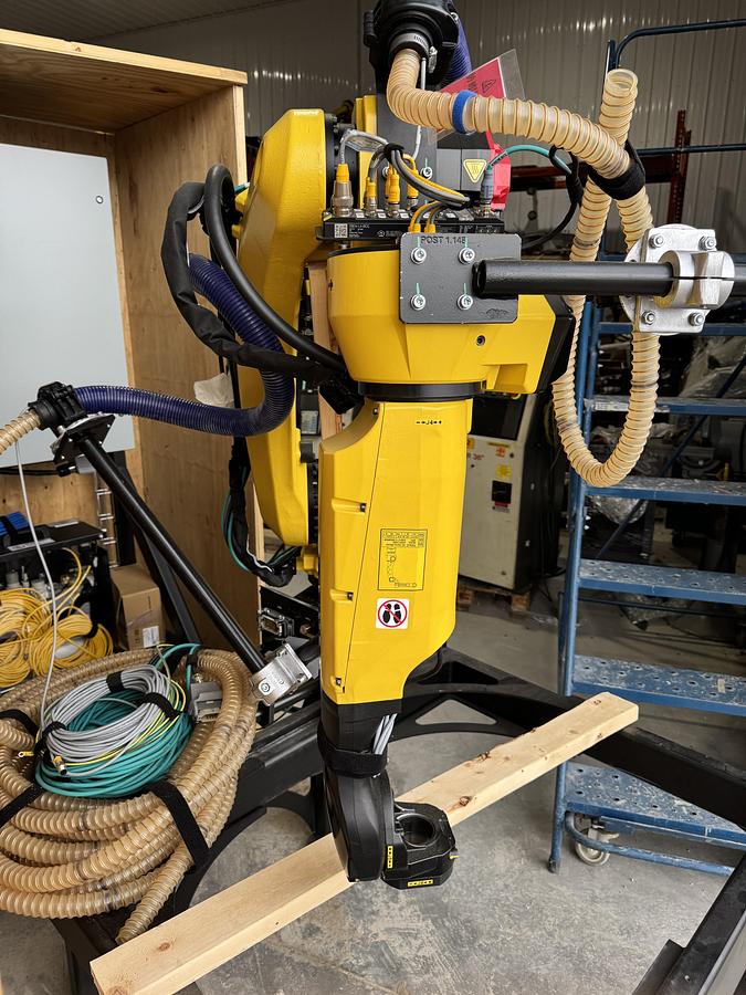 Used FANUC M-20iD/25 ROBOT WITH R-30iB PLUS CONTROLLER, PENDANT, CABLES.  NEVER IN PRODUCTION!