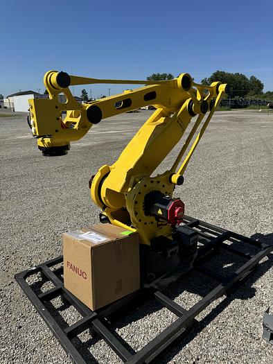 Used FANUC M-410iC/110 4 AXIS PALLETIZING ROBOT WITH R-30iB PLUS CONTROLLER NEVER USED