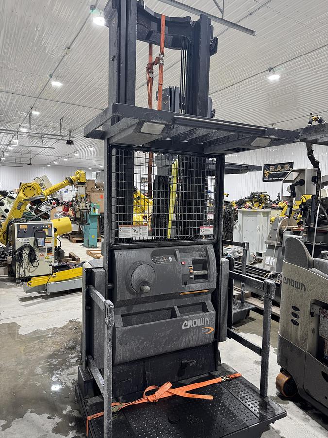 Used CROWN MODEL SP35020-30 ORDER PICKER NARROW ISLE ELECTRIC FORK LIFT