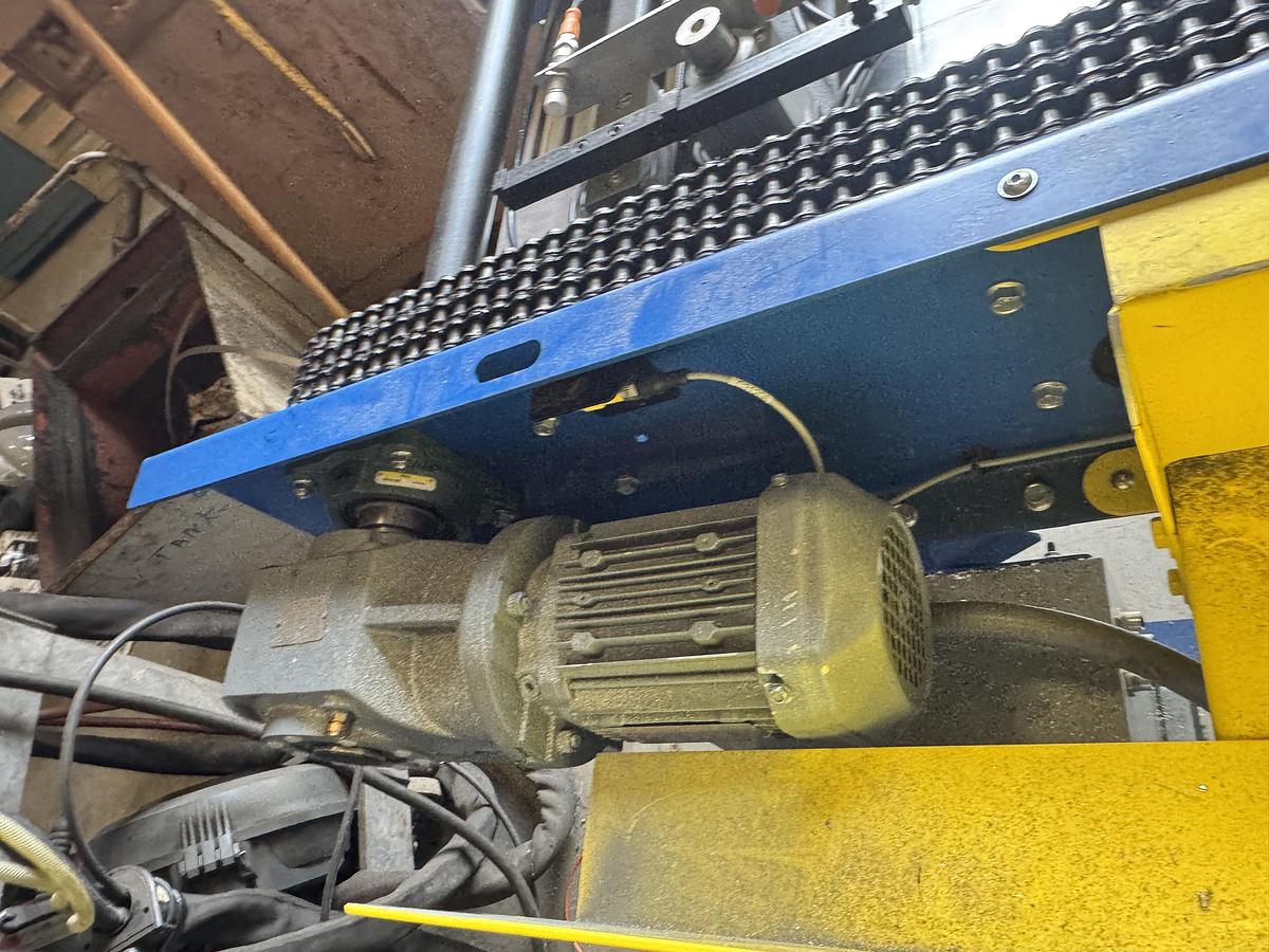 Used ZETA GROUP ENGINEERING 30" X 137" LONG MOTORIZED PLASTIC TOP CONVERYORS