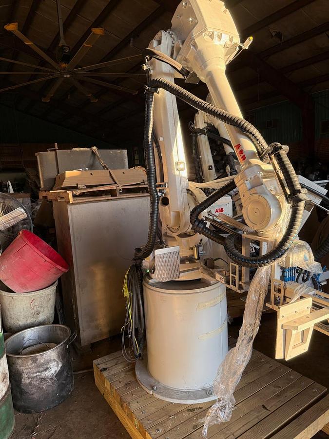 Used ABB IRB 4600-40/2.55 ROBOT 6 AXIS WITH IRC5 CONTROLLER NEW 2022 LIKE NEW