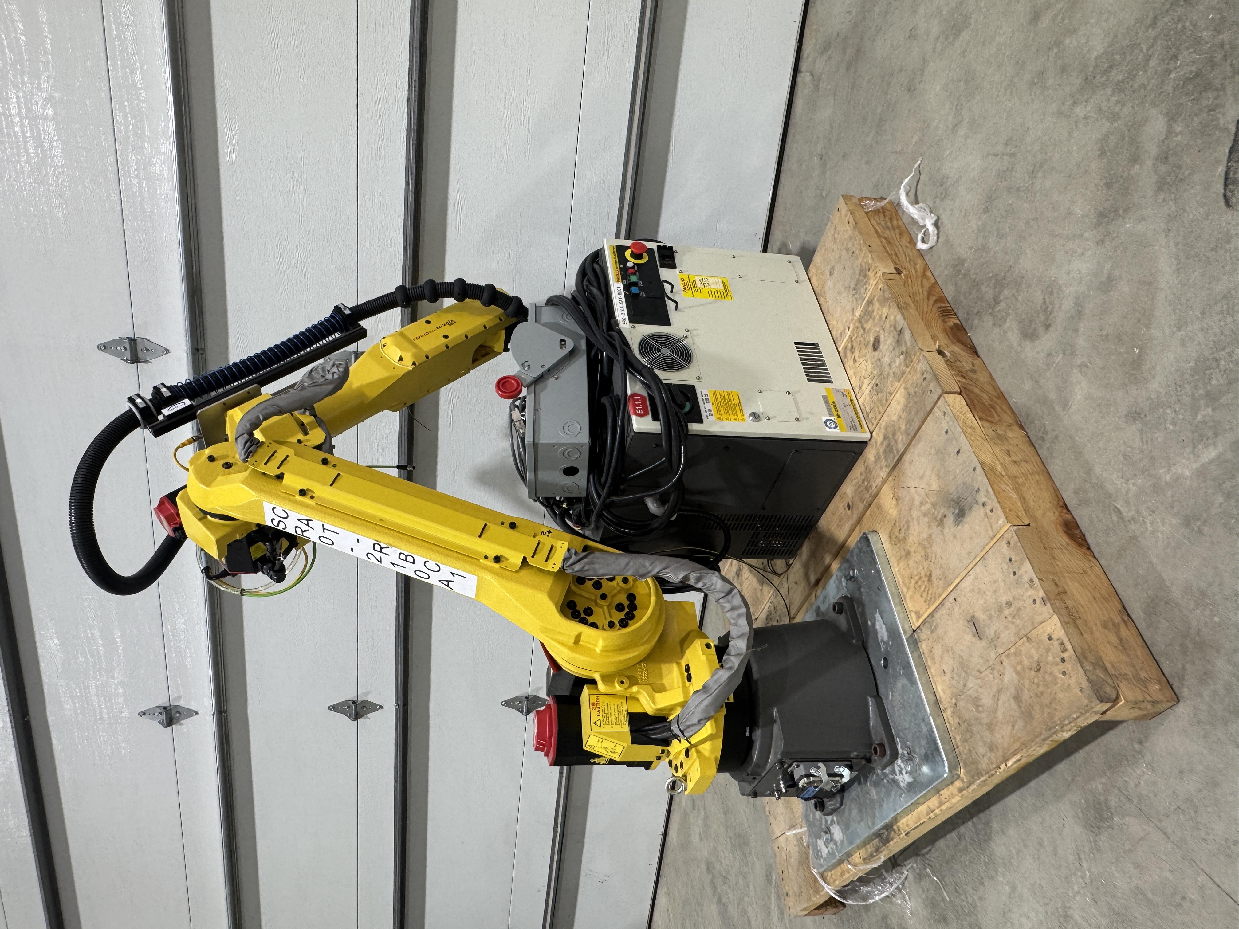 Used Used Fanuc M-20iA 35M 6 Axis Robot With R-30iB Plus Controller