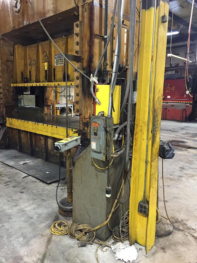 Used USI CLEARING S4-300-144-72 SSDC PRESS 300 TON CAPACITY