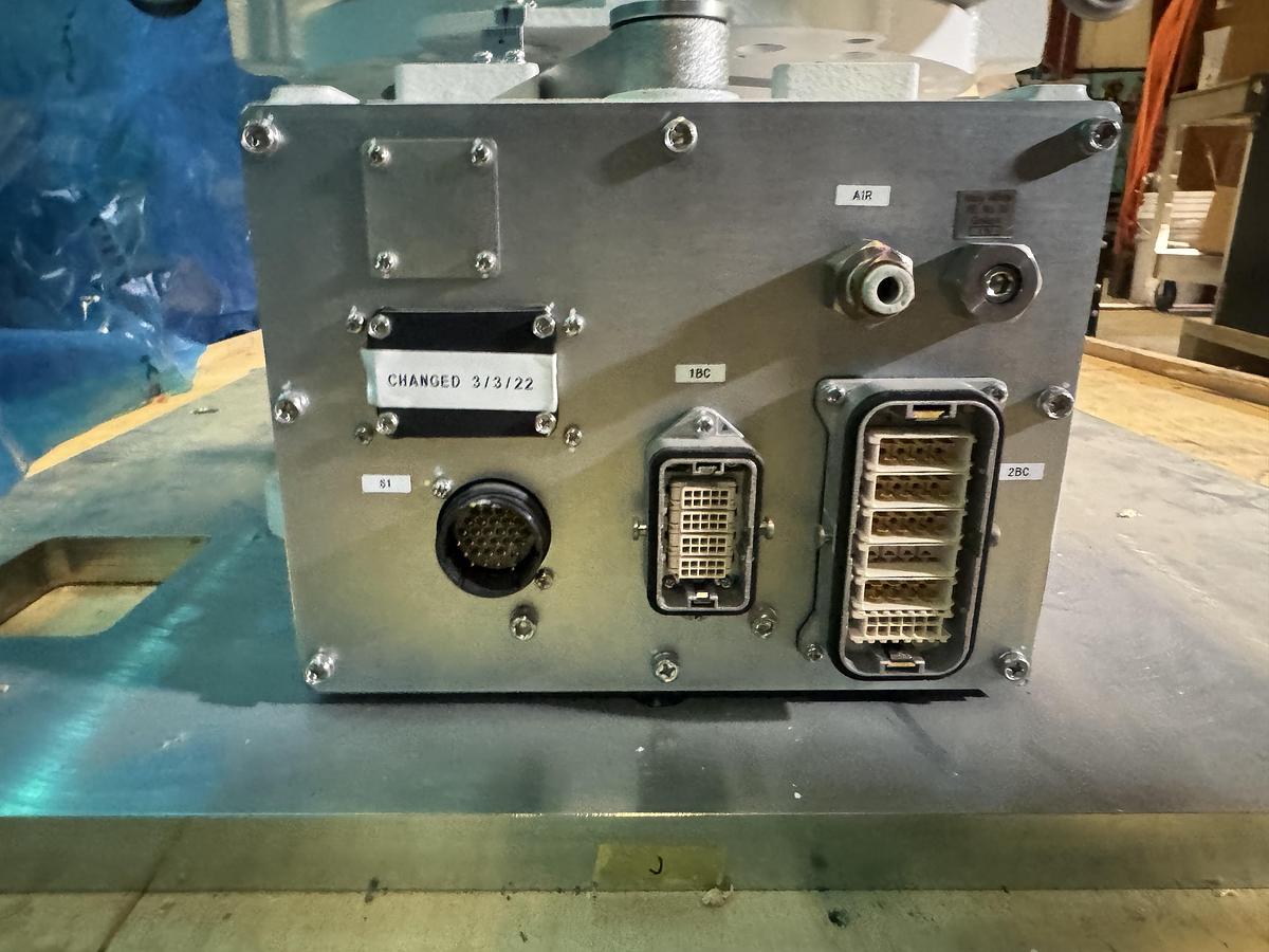 Used Yaskawa Motoman MH50II 6 Axes Payload 50 kg Reach 2,061 mm DX200 Controller