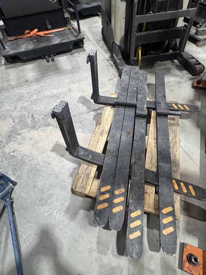 Used CROWN MODEL RR5725-35 NARROW ISLE FORKLIFT STAND UP ELECTRIC