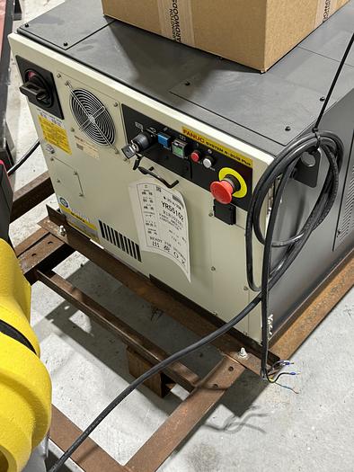 Used FANUC M-20iA/35M 6 AXIS ROBOT WITH R-30iB PLUS CONTROL WITH 4 HOURS USE PAYLOAD 35 KG X 1813 MM REACH