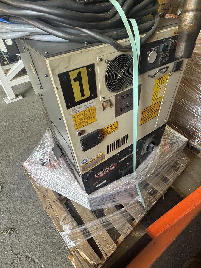 Used FANUC ARC MATE 100iC 6 AXIS MIG WELDING ROBOT WITH R-30iB CONTROL