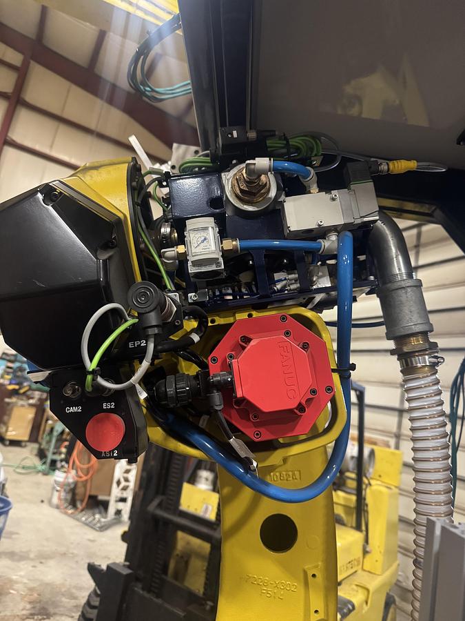Used FANUC M-20iD/25 ROBOT WITH R-30iB PLUS CONTROLLER, PENDANT, CABLES.  NEVER IN PRODUCTION!