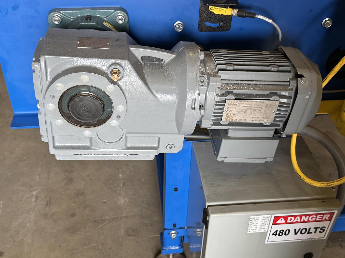 Used ZETA GROUP ENGINEERING 30" X 137" LONG MOTORIZED PLASTIC TOP CONVERYORS