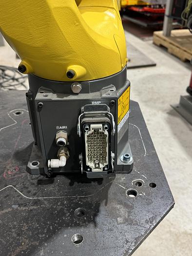 Used FANUC LR MATE 200iD/7L WITH R30iB MATE PLUS CONTROLLER ONLY 80 MOVE HOURS