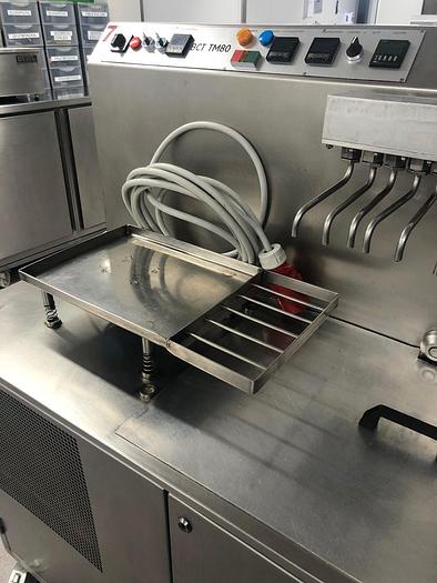 D'occasion CHOCOLATE TEMPERER / MOULDING MACHINE