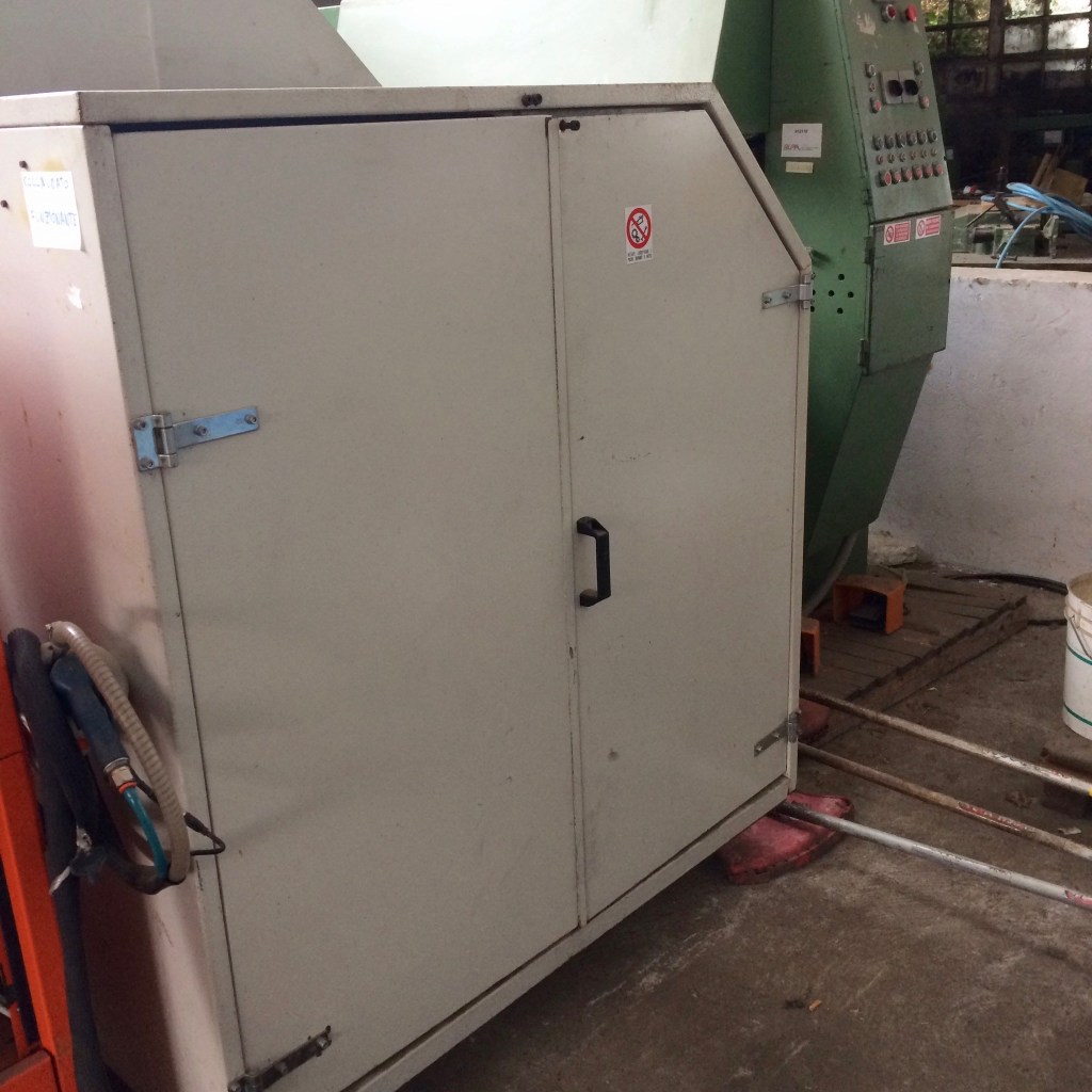 Used 1997 Giostra contornatrice per sedili, taglieri e prodotti similari con albero potenziato