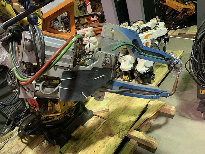Used FANUC R2000iB/210F 210KG X 2655MM REACH 6 AXIS CNC ROBOT W/R30iA CONTROLS WITH ARO SERVO GUN